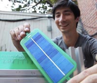 Una piccola macchina per produrre un piccolo pannello solare in appena 15 secondi