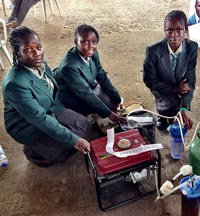 Quattro ragazzine africane inventano il generatore elettrico che funziona a urina