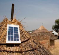 Un piccolo pannello solare per portare un po' di luce nelle comunità povere del Kenya