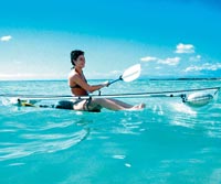 Una canoa trasparente per ammirare comodamente i fondali