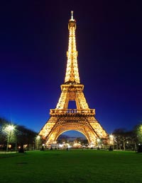 La Tour Eiffel si tinge di verde