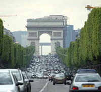 A Parigi stop alle auto pre 2001 e limiti di velocità a 30 km/orari