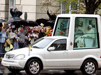 Papa Benedetto XVI sceglie l'auto ibrida