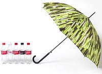 Nuova vita per le bottiglie della Coca Cola che diventano un utile ombrello