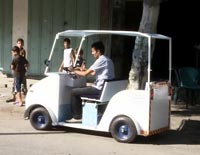 Il primo taxi elettrico di Gaza costruito totalmente a mano con materiali di recupero e soli 1.000 dollari