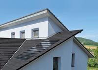 Un sistema che integra tetto e pannelli solari insieme