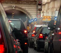 Il record negativo di Roma, capitale anche per numero di auto e smog