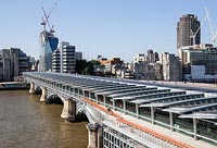Inaugurato a Londra il ponte solare più grande al mondo