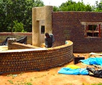 In Nigeria la prima casa costruita solo con bottiglie di plastica