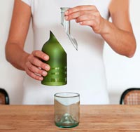 Pure Bottle, ovvero: come riciclare una bottiglia per trasformarla in un elegante set da tavola