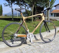 Una bici in legno di frassino che corre davvero forte