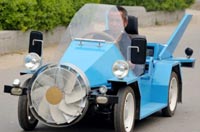 Incredibile: un contadino cinese ha costruito un'automobile che va a... vento