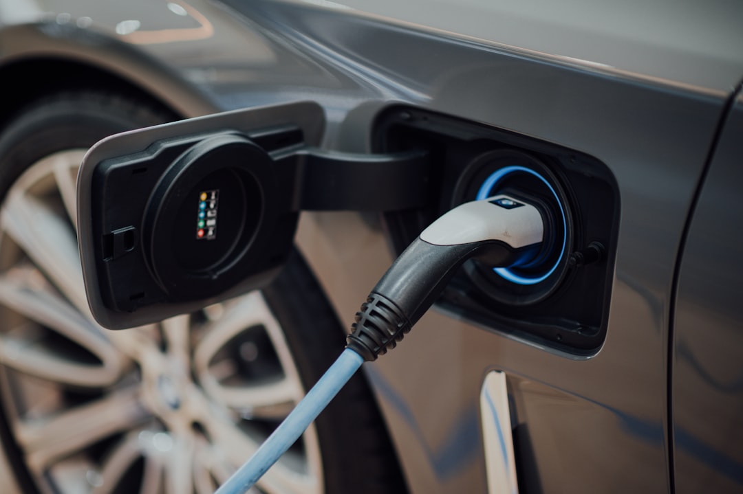 Cambiare un'auto a benzina con un'elettrica dimezza le emissioni nel suo ciclo di vita