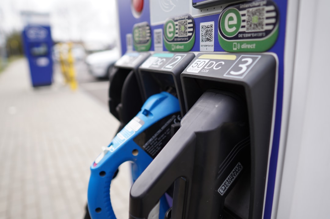 L'elettrico vola in Europa mentre affonda in Nord America
