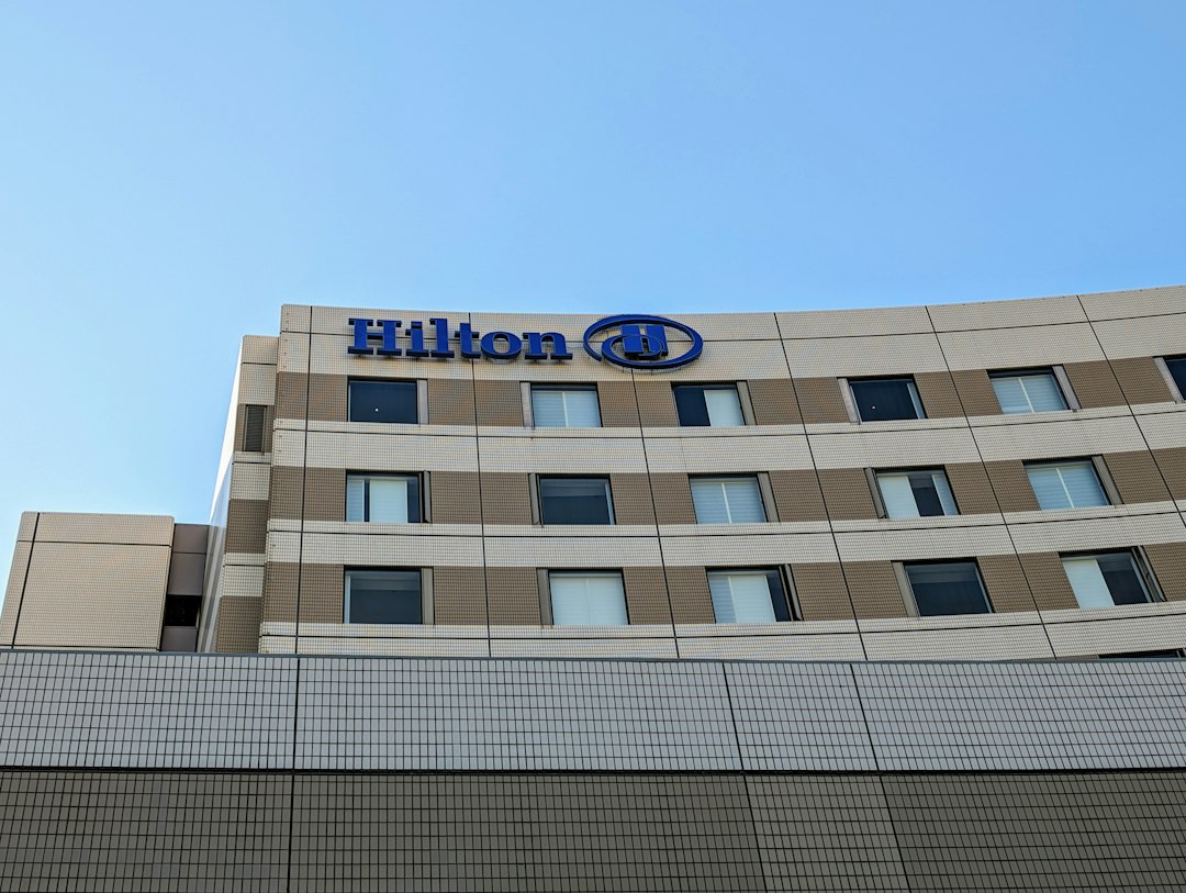 Hotel senza gas, Hilton stima bollette energetiche fino al 40% più basse