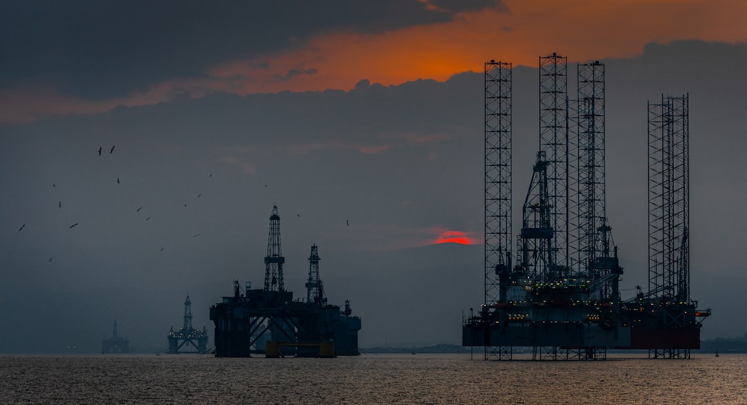 Petrolio e bombe: la guerra USA-Iran accelera la transizione europea al solare?