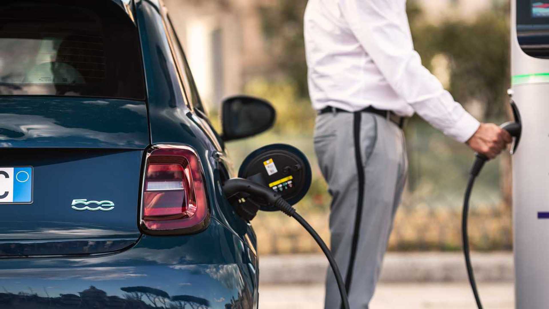 L'Italia resta indietro: il mercato delle auto elettriche fatica a decollare