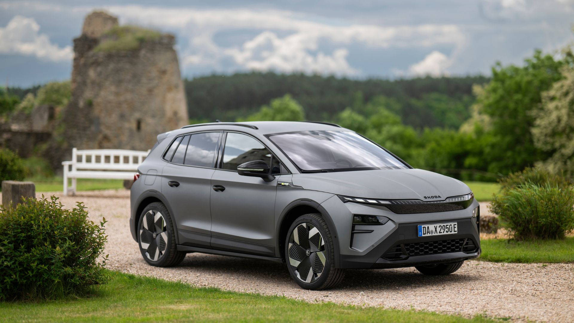 Germania, un’auto su tre è elettrica o plug-in: la Skoda Elroq guida la crescita