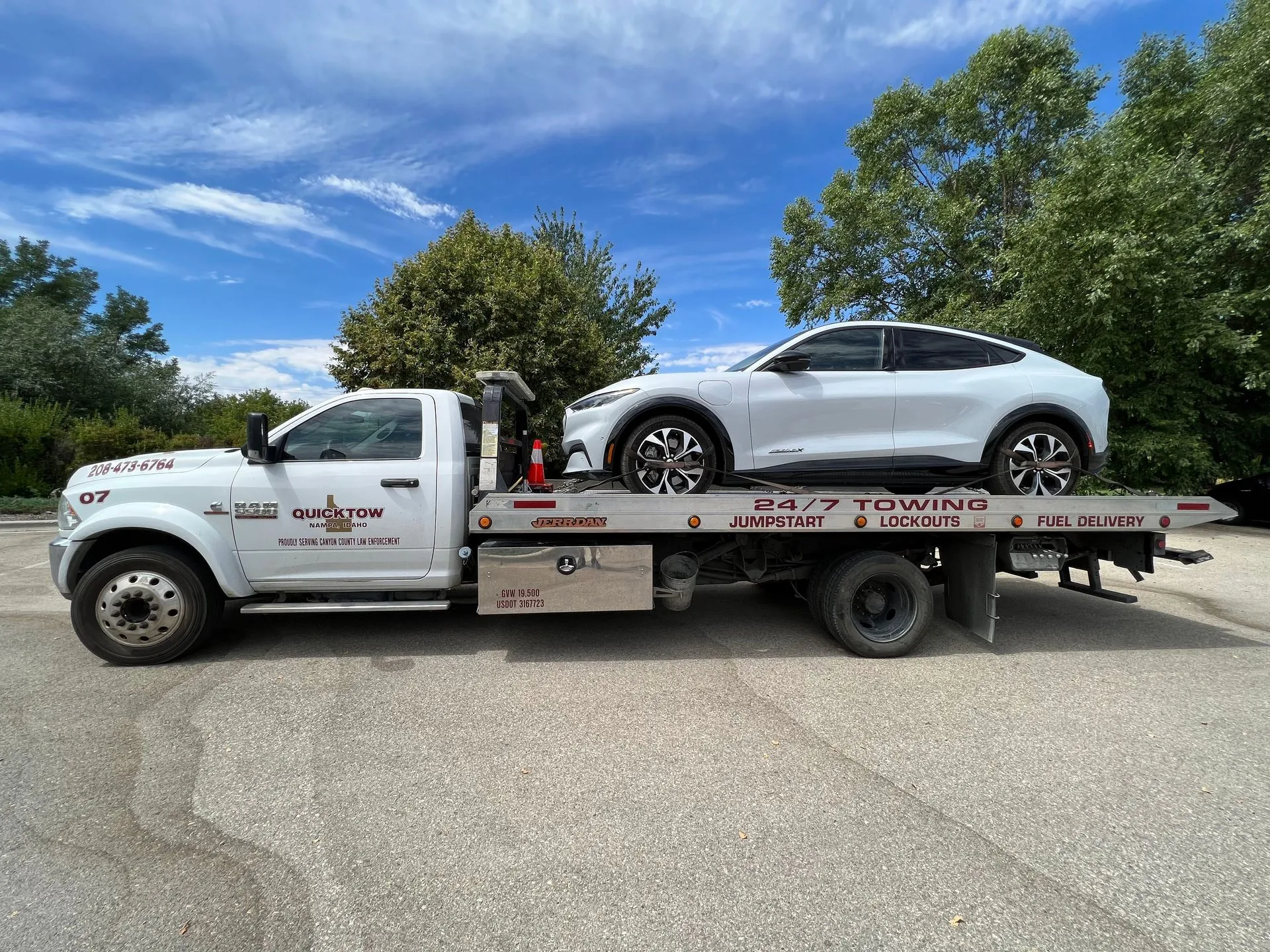 Finge un guasto alla sua auto elettrica per truffare la finanziaria e finisce in carcere