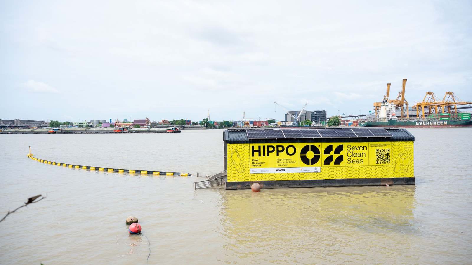A Bangkok un'imbarcazione solare ripulisce i canali dalla plastica prima che raggiunga il mare