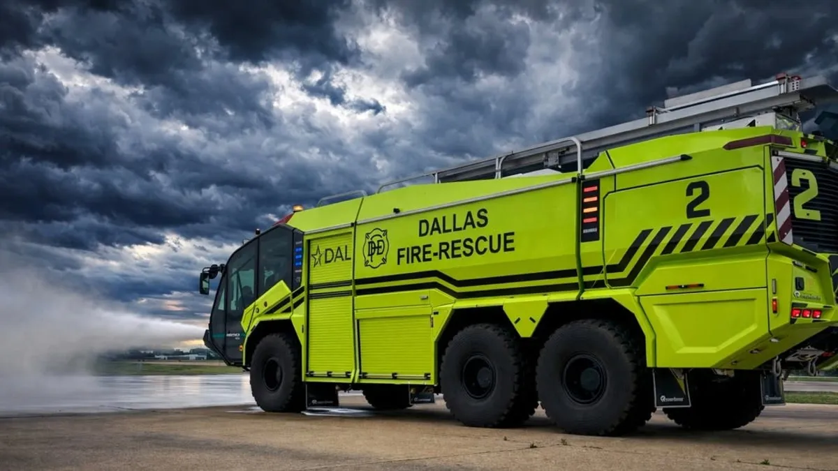 Il primo camion antincendio aeroportuale completamente elettrico è in servizio a Dallas