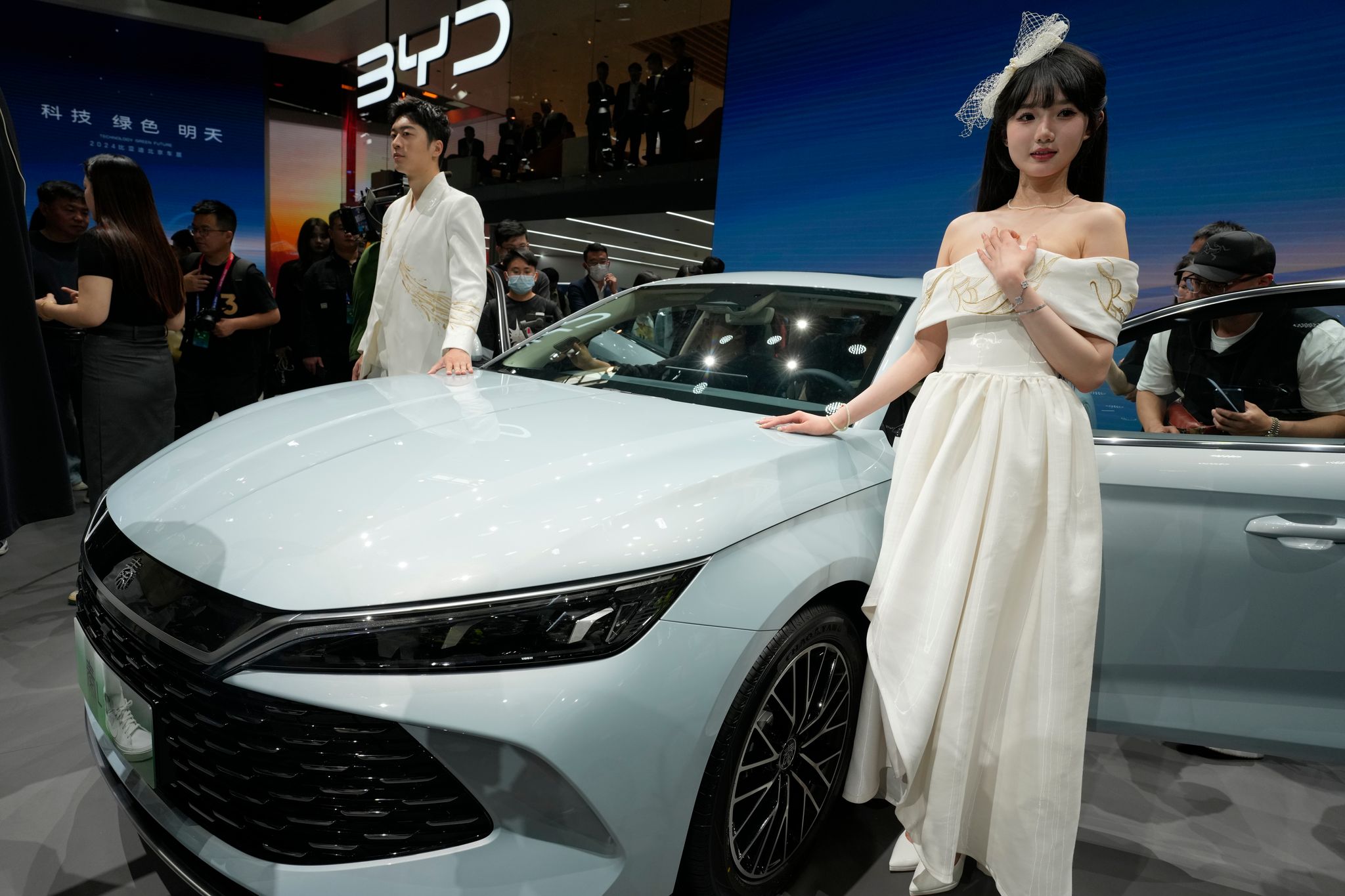 La Cina esporta sempre più auto elettriche, mentre il mercato interno rallenta
