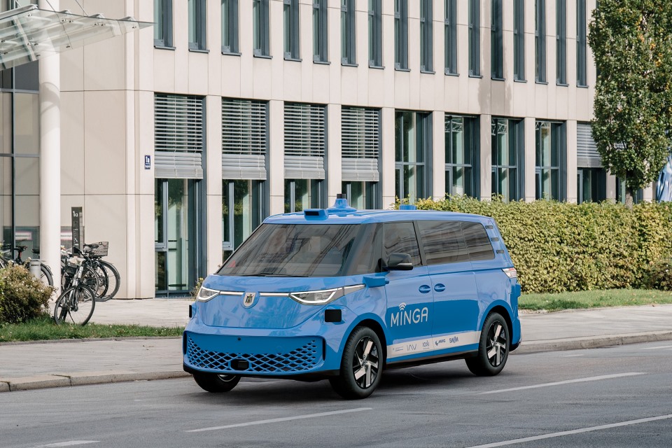 Tre navette elettriche con guida autonoma iniziano a circolare sulle strade di Monaco di Baviera