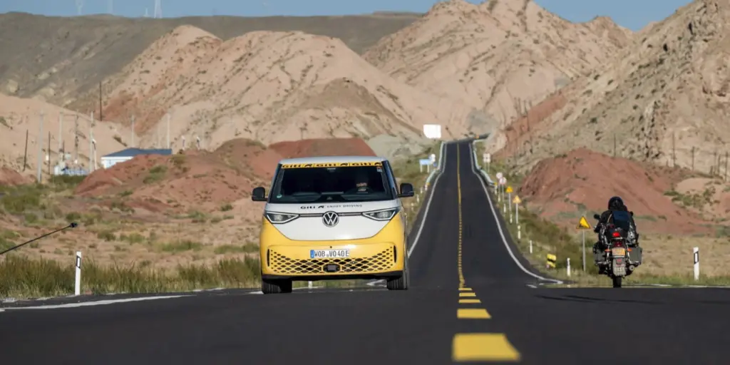 ID. Buzz da Guiness: ha attraversato 92 paesi e dopo 100.000 km la batteria è ancora al 96% della sua vita