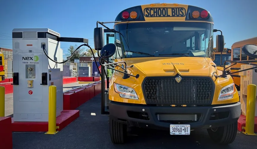 Dieci scuolabus elettrici a Brooklyn, con un impianto che taglia i costi di rete