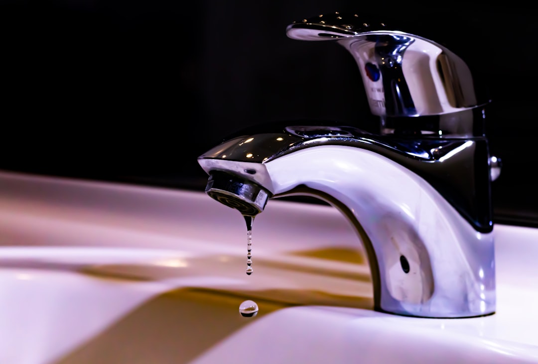 Un rubinetto che gocciola spreca più acqua di quanto sembri