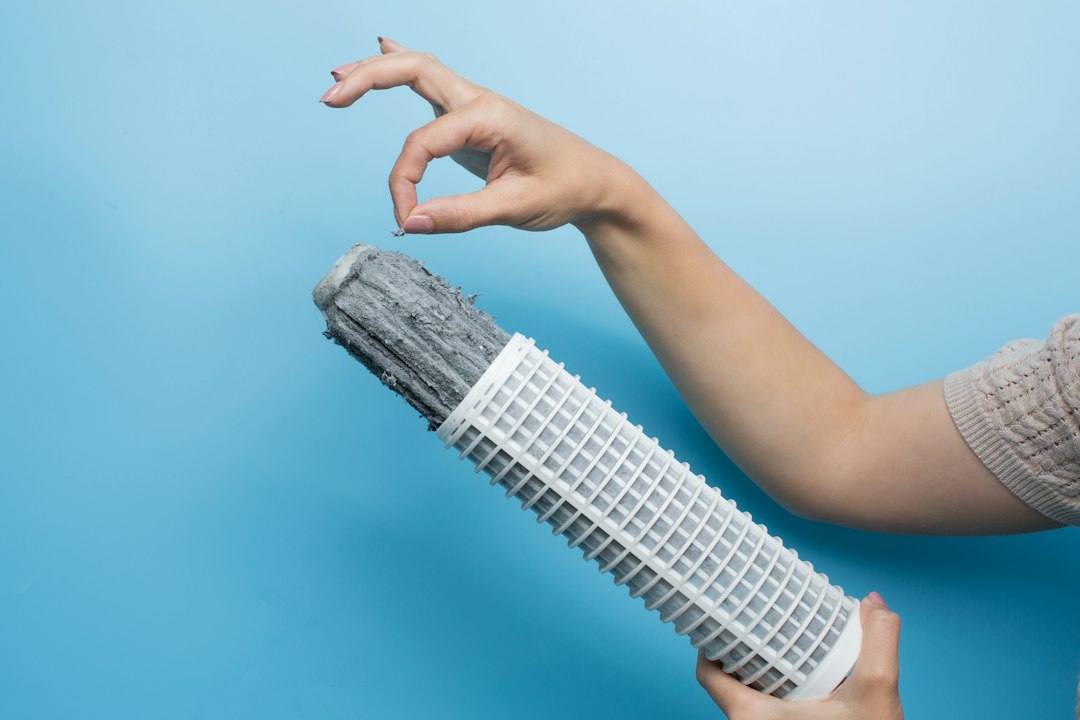 Microplastiche e acqua, lo studio: si formano radicali capaci di danneggiare i tessuti