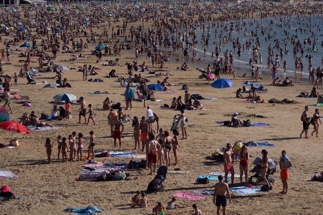 Mari più caldi favoriscono i batteri Vibrio: cosa cambia per chi va in spiaggia