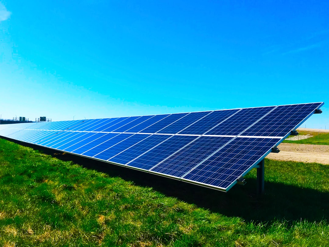 Le rinnovabili, trainate dal solare, guidano la crescita energetica mondiale nel 2025