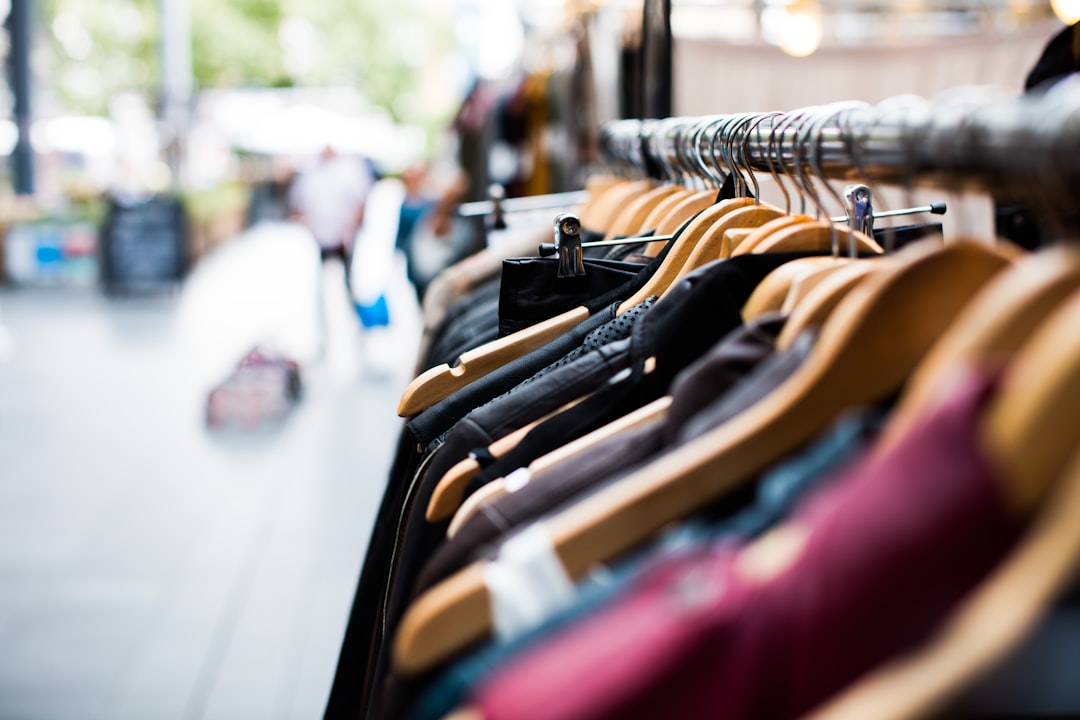L'UE vieta alle grandi aziende di distruggere vestiti e scarpe invenduti